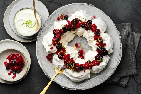 Pavlova-Kranz mit Beeren