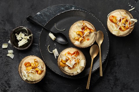 Weisses Schokoladenmousse mit Krokant