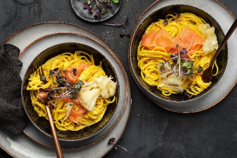 Safran-Spaghetti mit geräuchertem Lachs