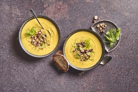 Rüeblicremesuppe mit Haselnüssen und Oliven