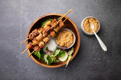 Spiedini Satay ai funghi con salsa di arachidi