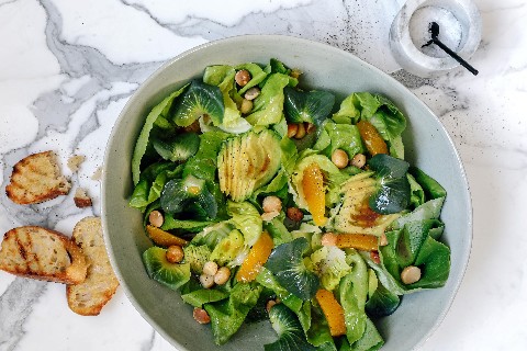 Salat mit Orangen und gerösteten Nüssen