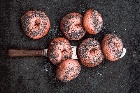 Bagels à la betterave rouge et aux graines de pavot