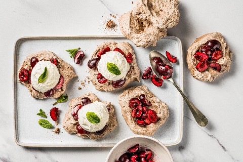 Schokoladen-Mini Pavlovas mit Kirschen