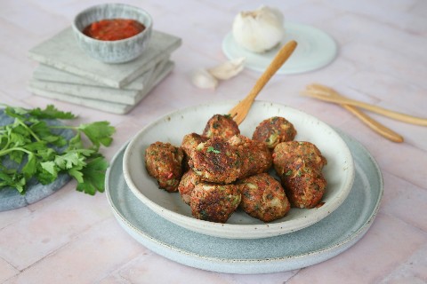 Polpette di broccoli con dip al pomodoro