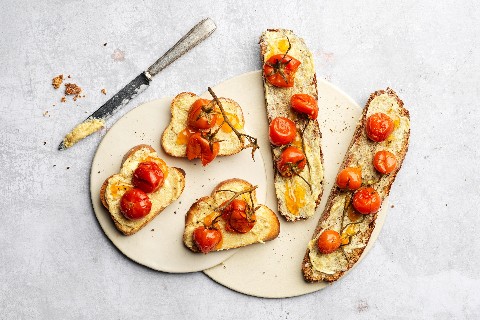 Pain à l'ail et aux tomates