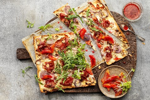 Tarte flambée con prosciutto crudo e arance sanguigne