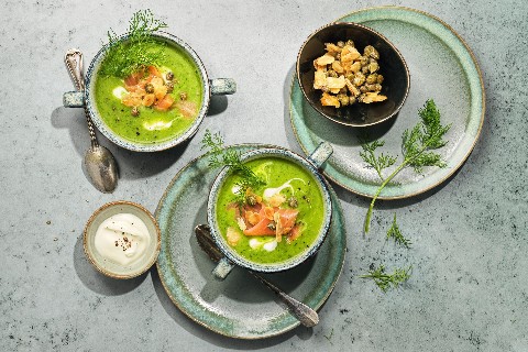 Zuppa di erbe aromatiche con salmone
