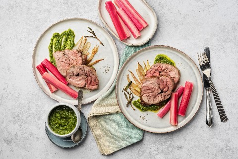 Rôti d'agneau à la rhubarbe et à l'ail des ours
