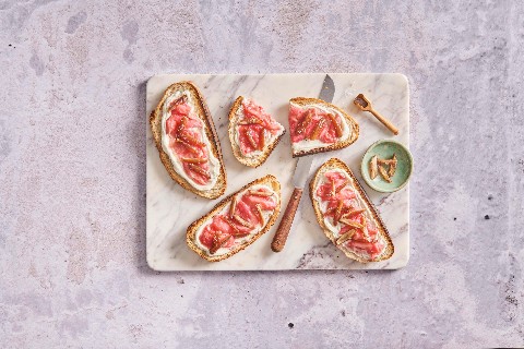 Pain grillé à la ricotta fouettée et à la rhubarbe