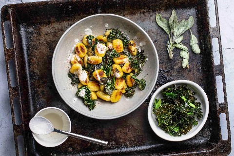 Gnocchi in padella con cavolo riccio e salvia