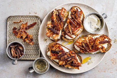 Toast con datteri, formaggio di capra e pancetta