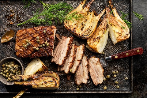 Pancetta di maiale alla griglia all'aneto