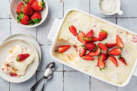 Tiramisù al cocco con fragole