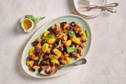 Panzanella di albicocche e ciliegie