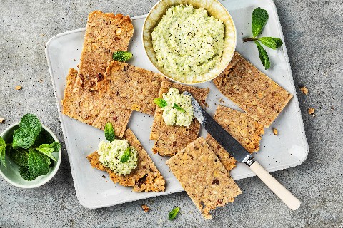 Nut crispbread with vegetable spread