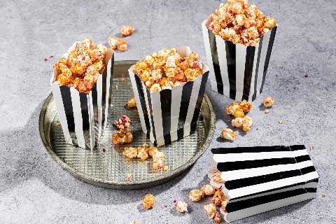 Popcorn mit weisser Schokolade und rosa Pfeffer