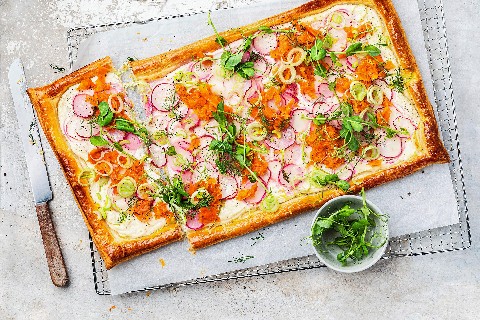 Torta salata con rapanelli e alternativa al salmone a base di carote