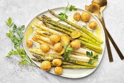 Spargeln mit Kartoffeln und Labneh
