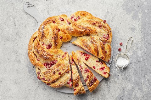 Redcurrant and almond wreath
