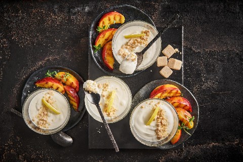 Limoncello-Mousse mit grillierten Nektarinen