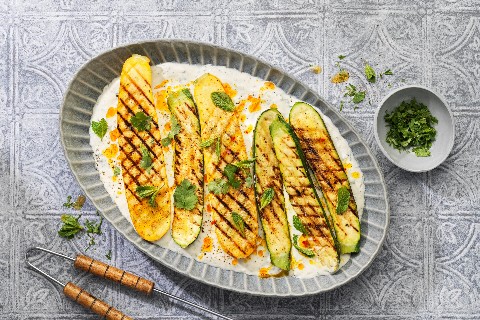 Grillierte Zucchetti mit Kräuterjogurt