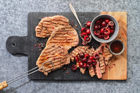 Bistecche di manzo con salsa alle ciliegie
