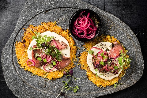 Kürbis-Kartoffelrösti mit Roastbeef