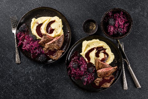Scaloppine di capriolo con more e cavolo rosso