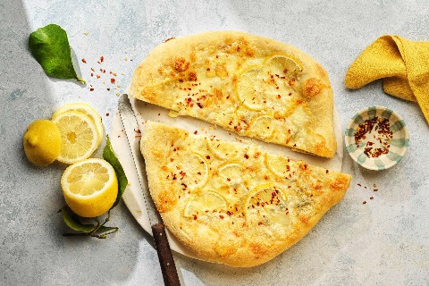Pizza bianca with lemon