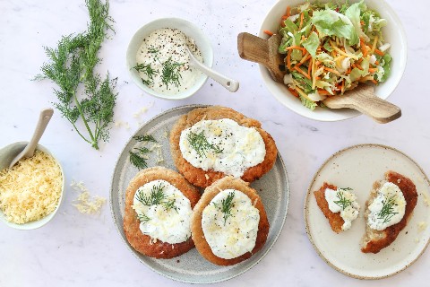 Lángos à la crème acidulée à l'ail et à l'aneth