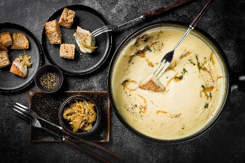 Fondue with caramelized onions