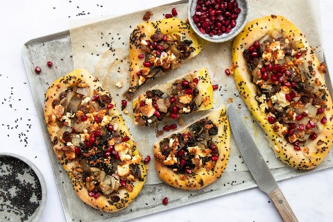 Pizza-pide con coste e feta