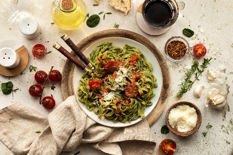 Tagliatelles aux épinards à la sauce aux tomates grillées
