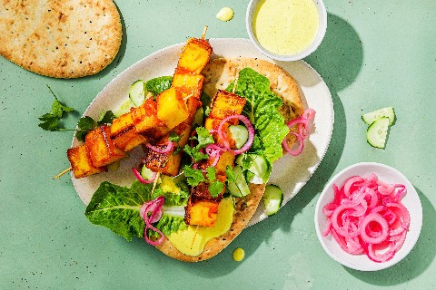 Paneer Tikka Spiesse auf Naan