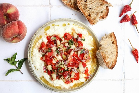 Burrata tiepida con salsa piccante alla pesca