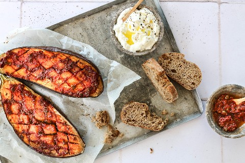Melanzane al forno con marinata di capperi e pomodoro
