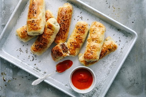 Flûtes à la viande hachée et ketchup aux pruneaux