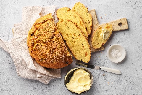 Maisbrot mit Rosinen