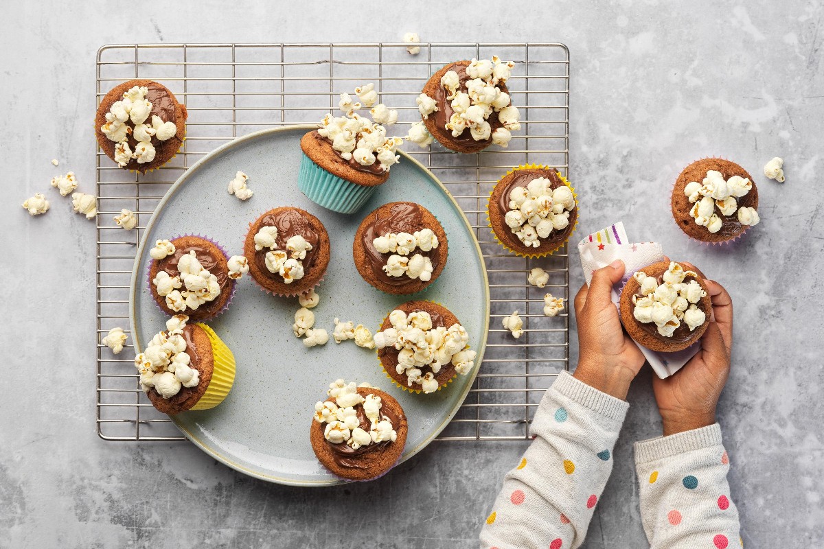 Chocolate cupcakes with popcorn - Recipes | little FOOBY