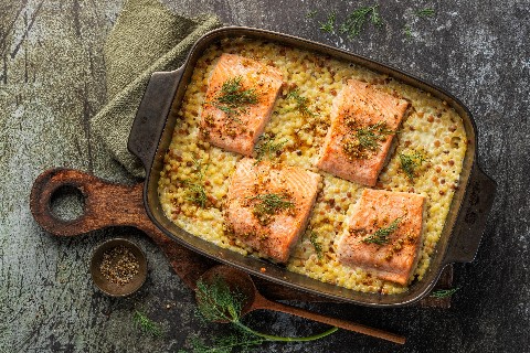 Gratin di fregola sarda con salmone