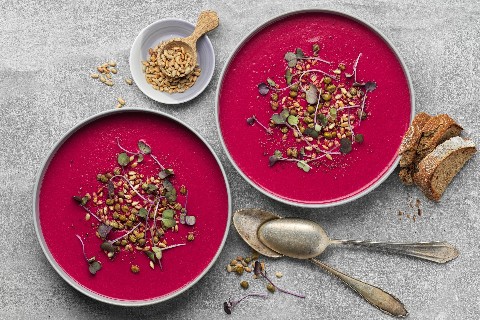 Soupe de betteraves rouges et de haricots blancs