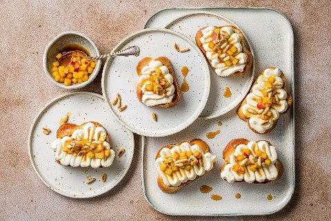 Pain grillé à la ricotta fouettée et à la pomme