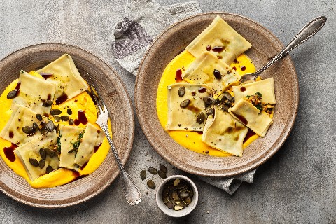 Maultaschen mit Kürbissauce