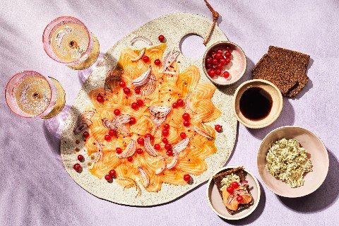 Lachs-Carpaccio mit Johannisbeeren