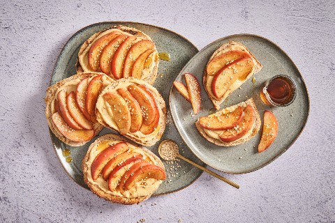 Toasted bread with apples and peanuts