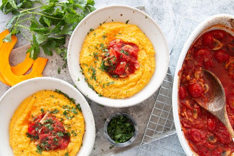Polenta alla zucca con salsa di pomodoro ai funghi