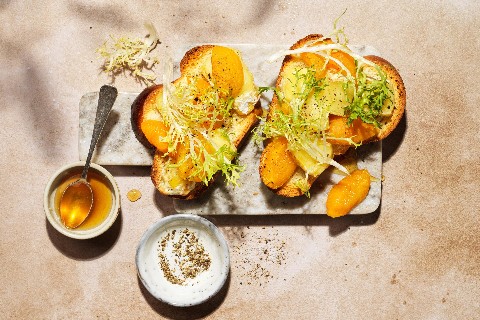 Treccia con brie e albicocche