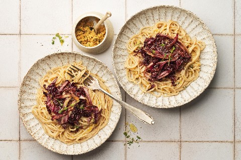 Spaghetti con radicchio e pesto di nocciole