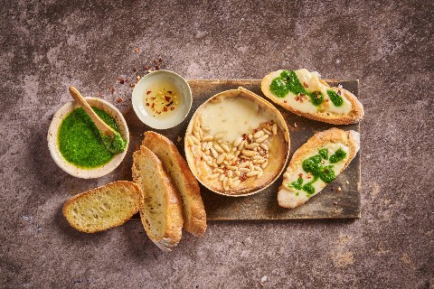 Käse aus dem Ofen mit Pesto